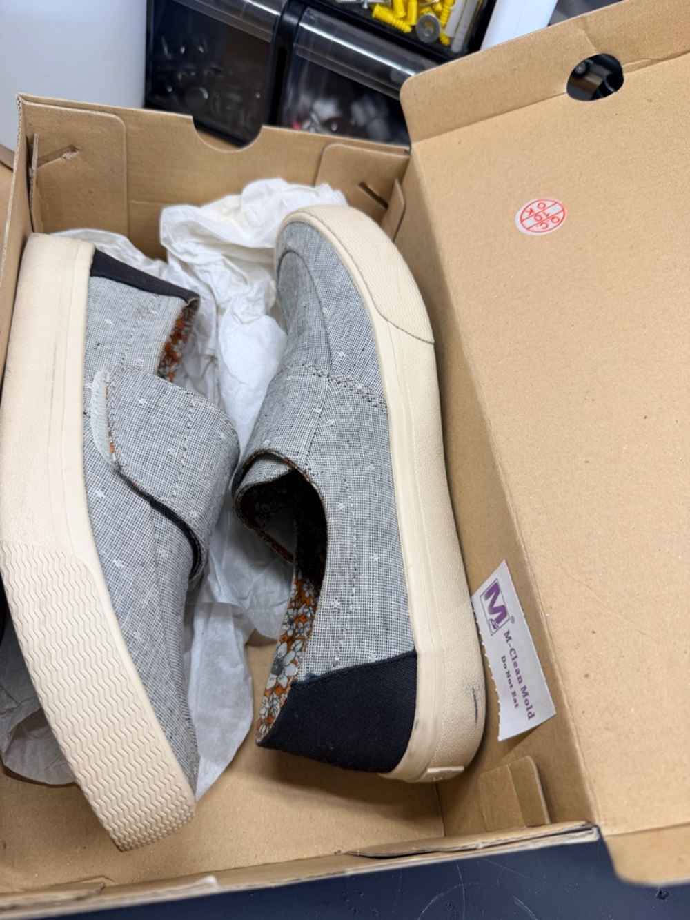 Toms Casual Slip-On womans Sneakers in Light Gray and Black. Size 5.5